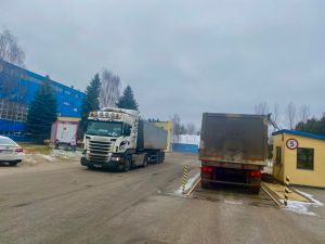 Dwa samochody ciężarowe mijają się na drodze