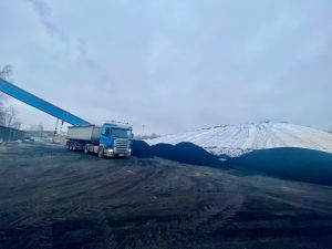 Samochód ciężarowy przygotowuje się do zrzucenia opału z naczepy