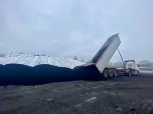 Samochód ciężarowy zrzuca węgiel z naczepy