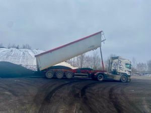 Samochód ciężarowy zrzuca węgiel z naczepy