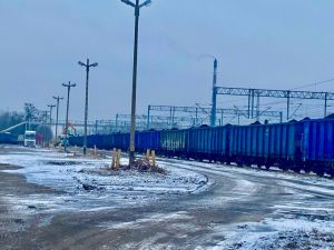 Bocznica kolejowa z wagonami z węglem