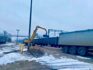 Bocznica kolejowa, wagony, ładowarka