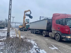 Ładowarka wrzuca węgiel na naczepę cieżarówki