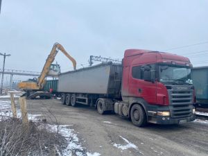 Ładowarka wrzuca węgiel na naczepę ciężarówki